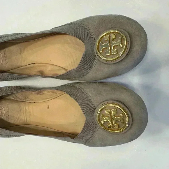 Tory Burch taupe leather ballet flats with gold Tory logo size 8 excellent - Picture 2 of 9
